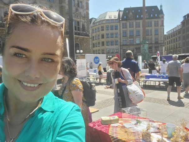 Weiter Horizont auf dem Hamburger Rathausmarkt bei der längsten Tafel im Rahmen des Stiftungstages